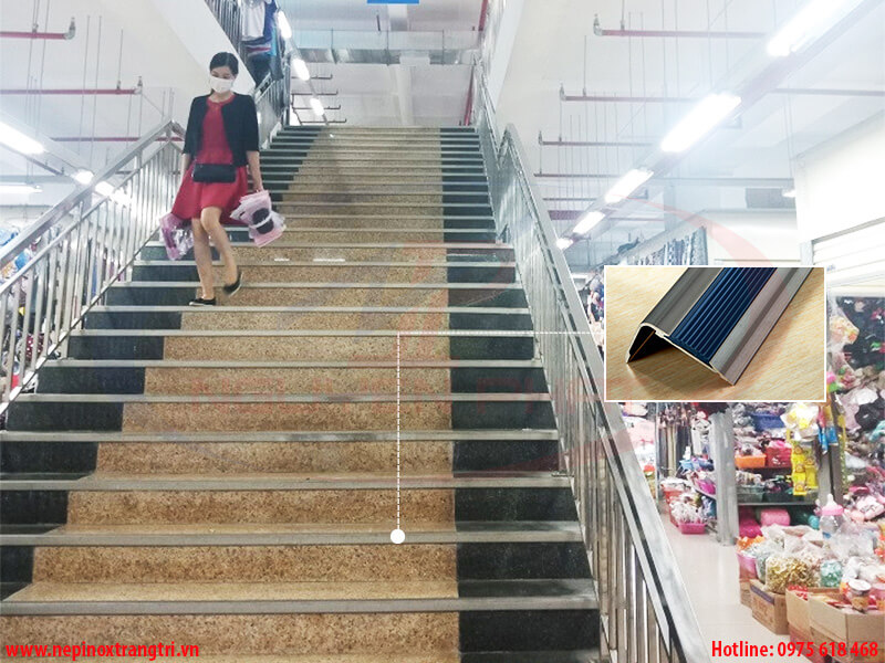 Thi công nẹp nhôm chống trơn tại chợ Vĩnh Yên 