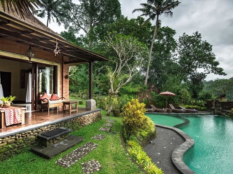 không gian nhà sân vườn có hồ bơi 
