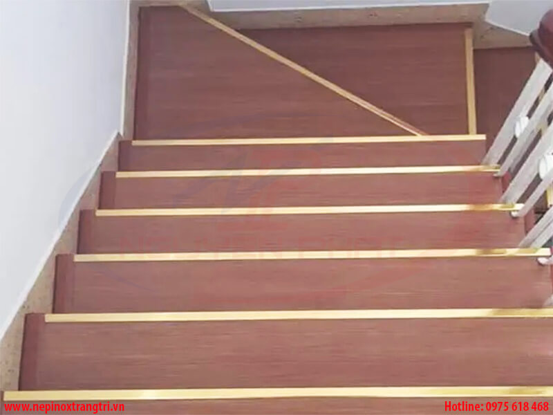 Thi công nẹp V đồng ốp mũi bậc cầu thang