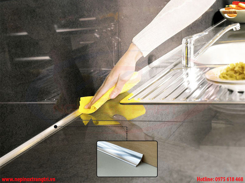 Sử dụng nẹp nhôm góc trong khi ốp gạch