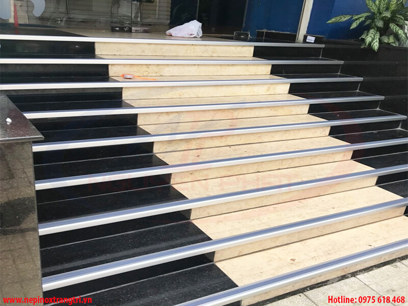 Nẹp nhôm mũi bậc cầu thang