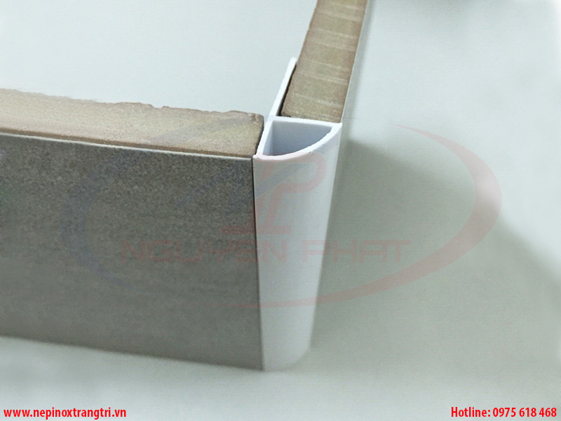 Thi công nẹp nhựa ốp góc gạch