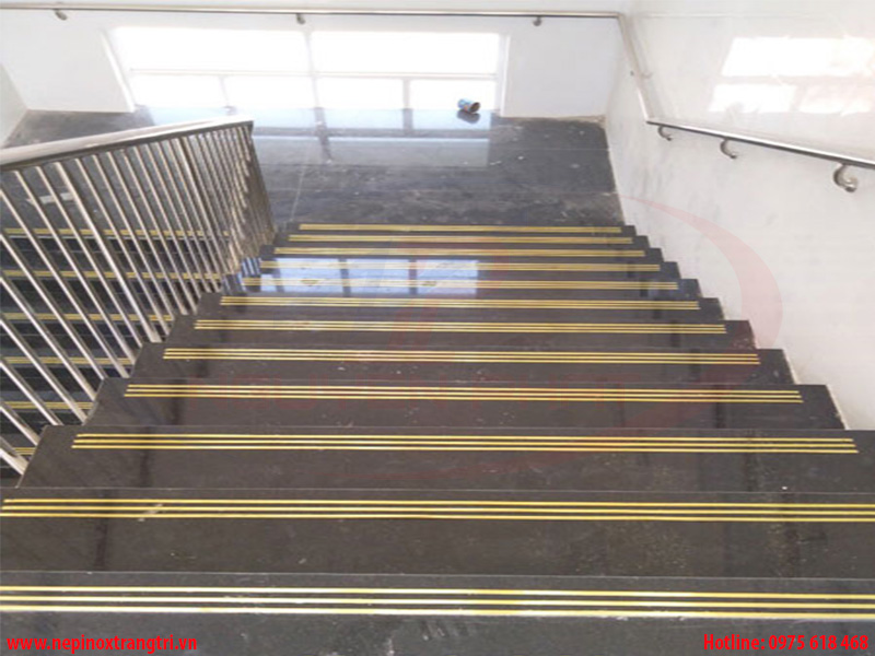 Thi công nẹp đồng chữ T gân